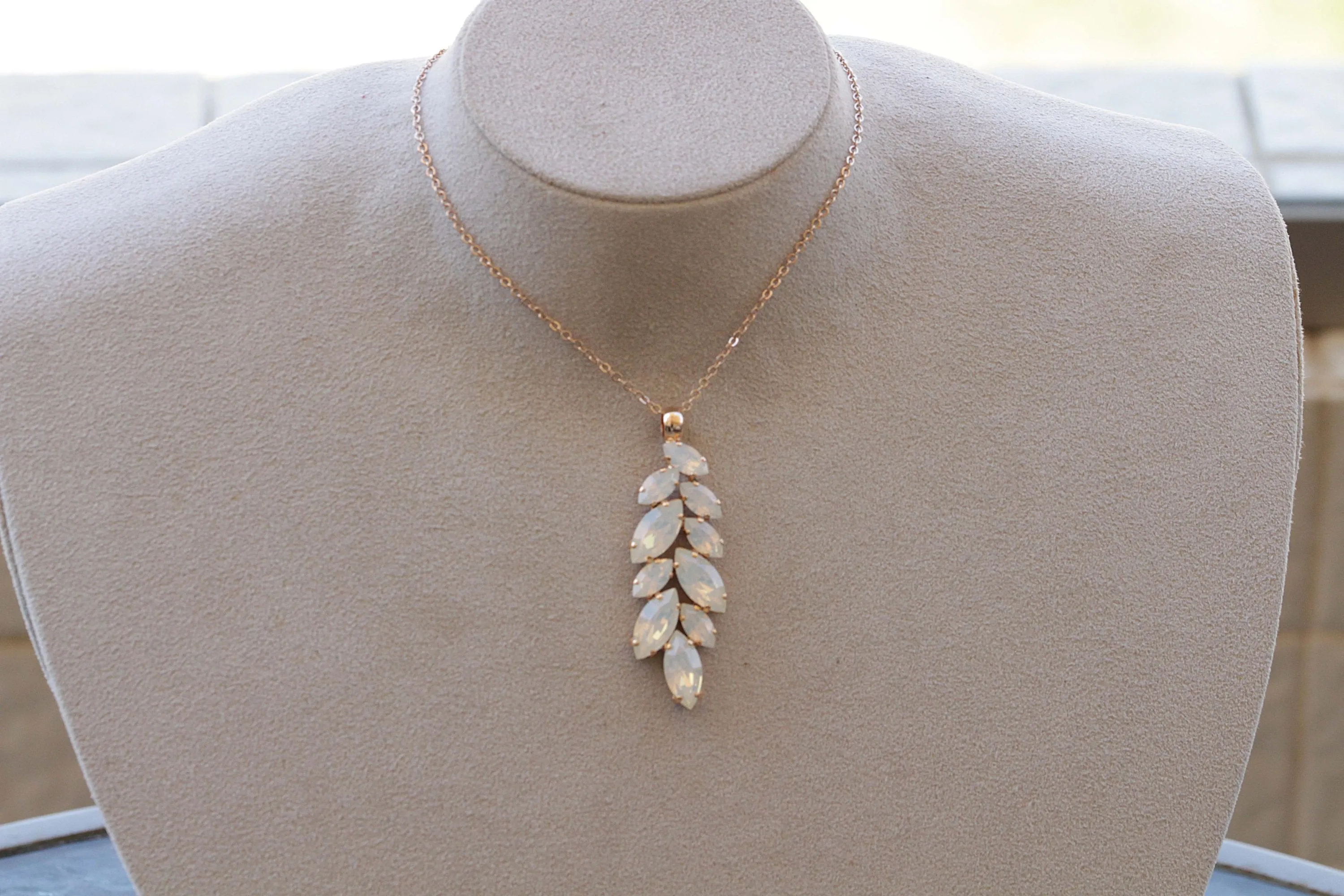 BRIDAL WHITE NECKLACE