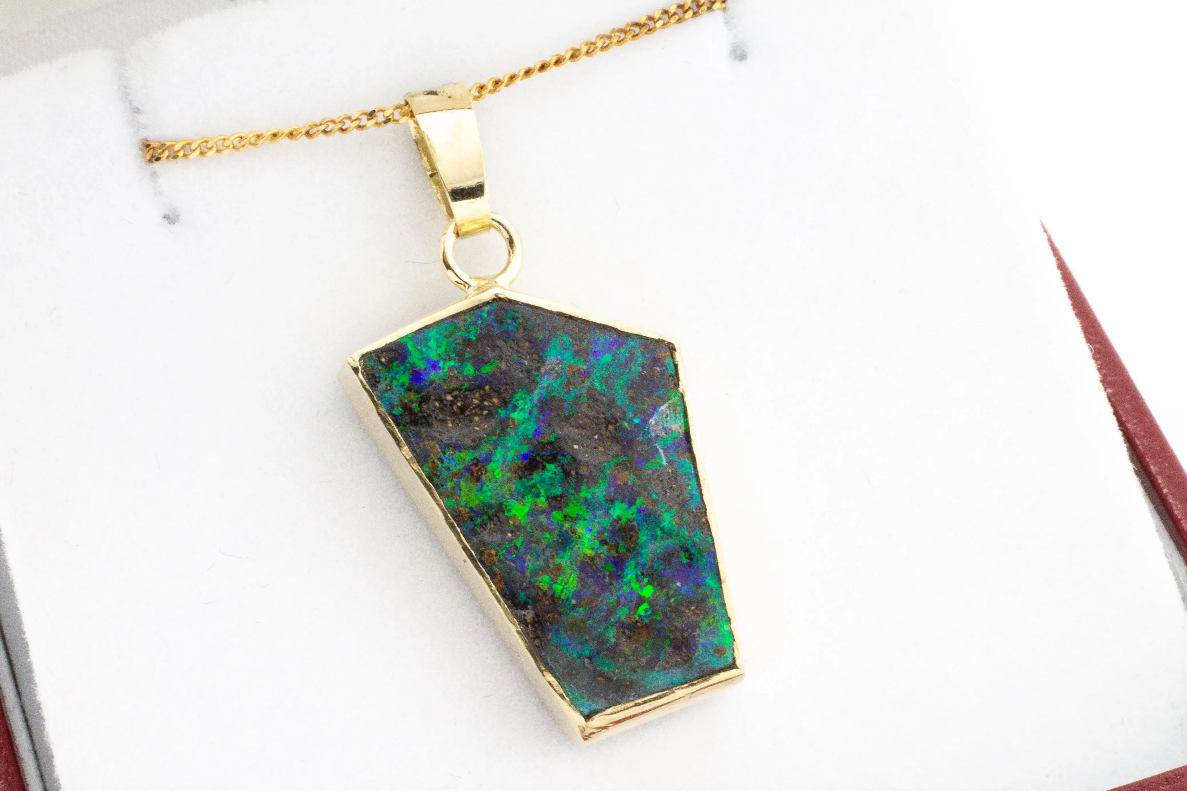 Opal pendant in 14 carat gold and silver.